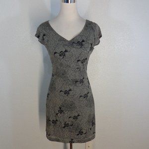 Merrell Dress Womens XS Opti-wick Burnout Floral Grey Short Sleeve V Neck